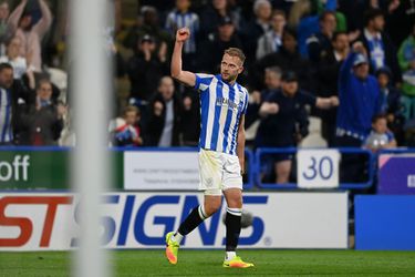 🎥 | Huddersfield Town houdt hoop op promotie naar Premier League levend