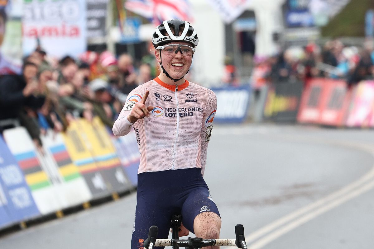 Fem van Empel crost met overmacht naar wereldtitel veldrijden in Hoogerheide