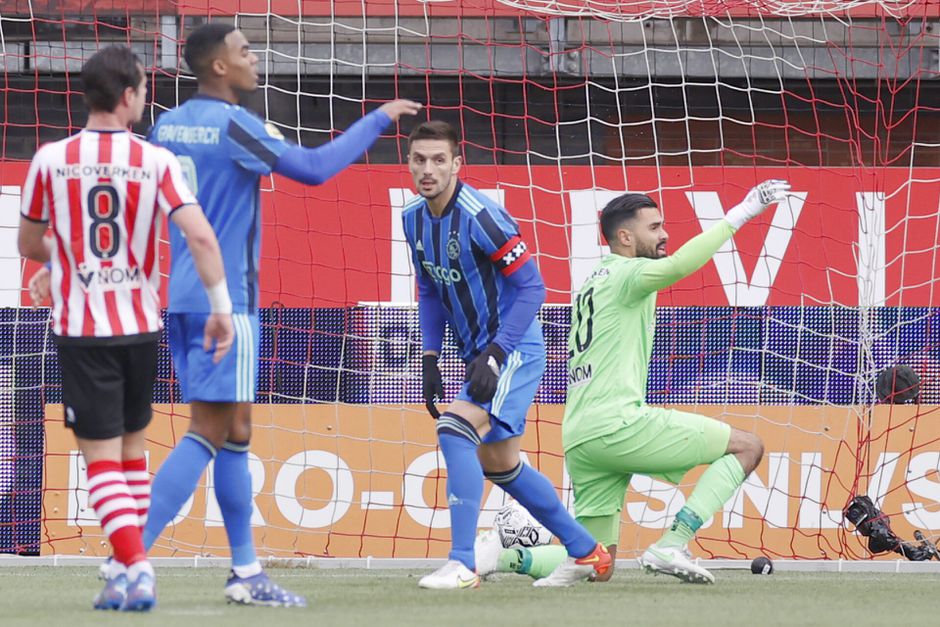 Ajax wint nipt op Het Kasteel en kan rustig gaan kijken naar wat de concurrentie doet
