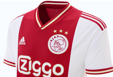 📸​ | Dit is het nieuwe Ajax-thuisshirt: 3 rode strepen, gouden randje