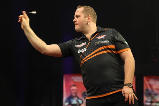 🎥 | Dirk van Duijvenbode snel klaar met Daryl Gurney in 2e ronde Players Championship Finals