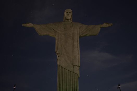 Opvallend: wereldberoemd Christusbeeld op zwart om racisme tegen Vínicius Júnior