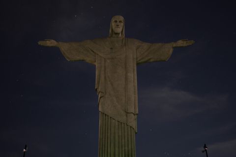 Opvallend: wereldberoemd Christusbeeld op zwart om racisme tegen Vínicius Júnior