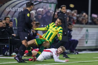 🎥  | ADO-speler Xander Severina glijdt weg en beukt grensrechter vol onderuit