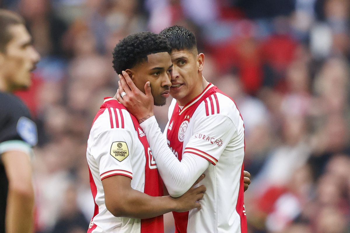 Belangrijk voor Ajax: 18-jarige Silvano Vos verlengt zijn contract