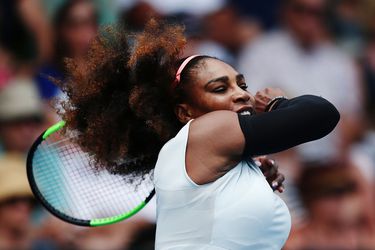 Serena Williams wint bij rentree van Parmentier