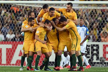 Jedinak schiet Australië met een hattrick naar het WK