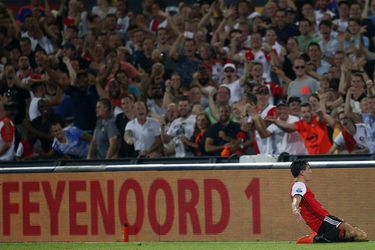 Steven Berghuis viert schitterende goal het liefst in z'n eentje (video)
