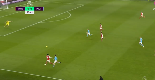 🎥 | De Bruyne straft fout Tomiyasu genadeloos af, Arsenal nog voor rust naast Manchester City via Saka