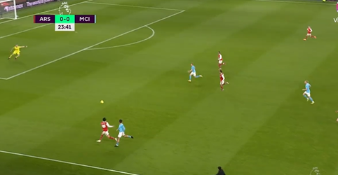 🎥 | De Bruyne straft fout Tomiyasu genadeloos af, Arsenal nog voor rust naast Manchester City via Saka