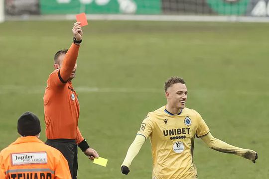 🎥 | Noa Lang krijgt door oliedomme actie nog rood in stadsderby na het laatste fluitsignaal