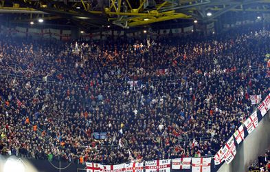 FA pakt misdragende supporters in Dortmund hard aan