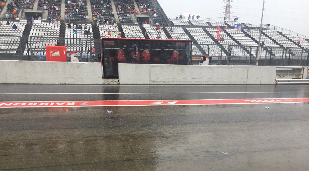 Tweede vrije training veel later van start door keiharde regen, F1-teams maken bootjes