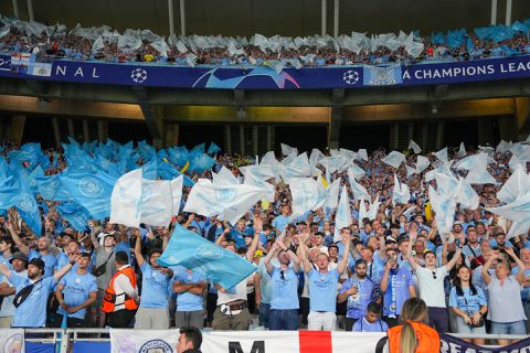 📸 | In elkaar gezakte ManCity-fan per brancard afgevoerd bij Champions League-finale