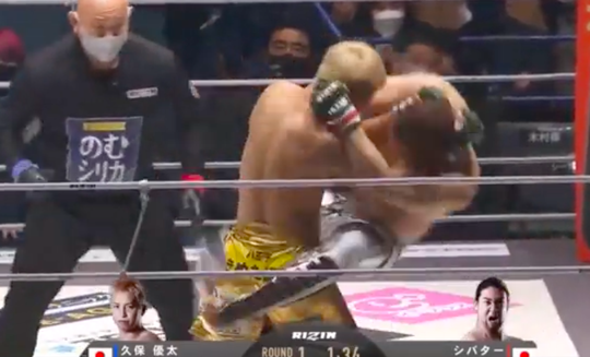 🎥 | Zelden vertoond! MMA-vechter verslaat opponent na deze VLIEGENDE armklem