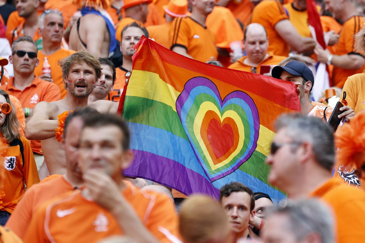 Rafael van der Vaart hoofdrolspeler in campagne tegen homofobe spreekkoren in voetbalstadions