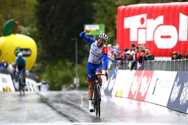 🎥 | Thibaut Pinot weet na bijna 3 jaar weer wat winnen is, eindzege Ronde van de Alpen voor Romain Bardet
