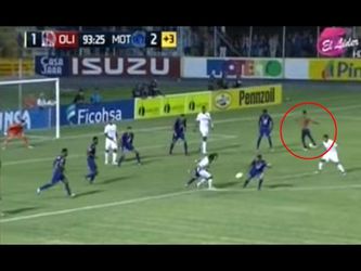 LOL! Streaker maakt gelijkmaker in allerlaatste seconde (video)