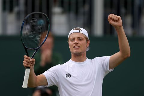 Tim van Rijthoven rijt Nikoloz Basilashvili uiteen in 3e ronde Wimbledon