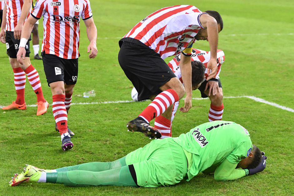 Vitesse tegen Sparta is gestaakt nadat keeper Maduka Okoye is geraakt door biertje
