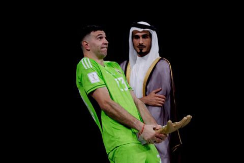 Emi Martínez legt zijn vreemde manier van juichen bij ontvangst Gouden Handschoen uit