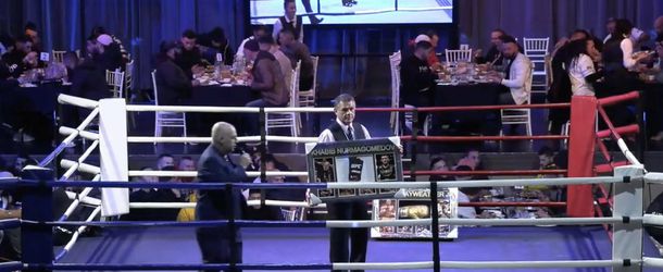 Oldskool boksgala in Australië: toeschouwers genieten bij de gevechten van diner