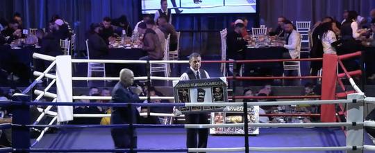 Oldskool boksgala in Australië: toeschouwers genieten bij de gevechten van diner