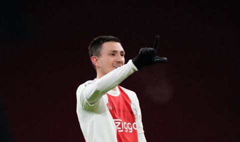 Ten Hag is blij dat Berghuis bij Ajax geen onnodige kaarten pakt: 'Doet geen domme dingen'