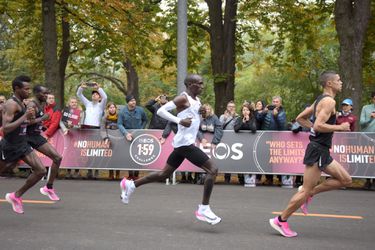 🎥​ | Eliud Kipchoge wint marathon van Berlijn en verbetert eigen wereldrecord