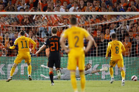 Louis van Gaal op zoek naar penaltykiller: 'Jasper Cillessen wacht veel te lang'