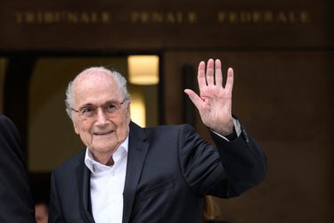 Proces tegen Sepp Blatter dagje uitgesteld: oud-FIFA bobo 'kan niet goed ademen'