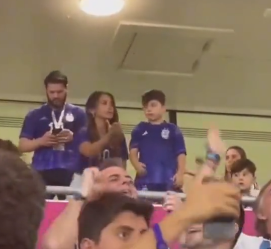 🎥😅 | Vrouw van Lionel Messi wordt 'boos' op zoon (7) na gooien kauwgum in publiek