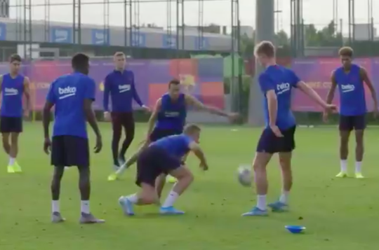 Frenkie de Jong stuurt ploeggenoot Arthur het bos in op Barcelona-training (video)