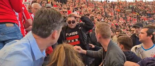 🎥 | PSV-fan trekt dochter weg na Ajax-inval in vak