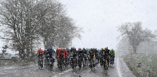 🎥 | Chaos tijdens openingsrit Ronde van Galicië door sneeuw: peloton stopt, kopgroep rijdt door