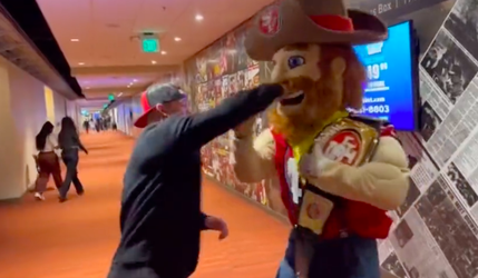 😂 | HAHA! MMA-pensionado Nate Diaz slaat NFL-mascotte tegen de grond