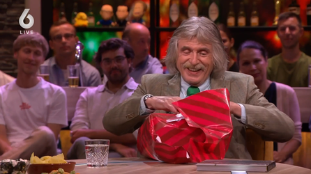 🎥  | Johan Derksen krijgt live bij Vandaag Inside cadeau van John de Bever