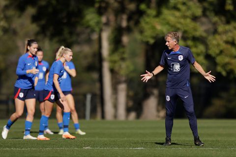 🎥 | Gaat het wel goed bij Oranje Leeuwinnen? 'Probeer nou te doen wat ik vraag!'