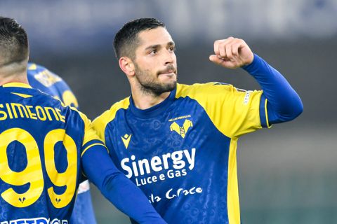 Hellas Verona wint dankzij late goal nipt van Nederlanderloos Bologna