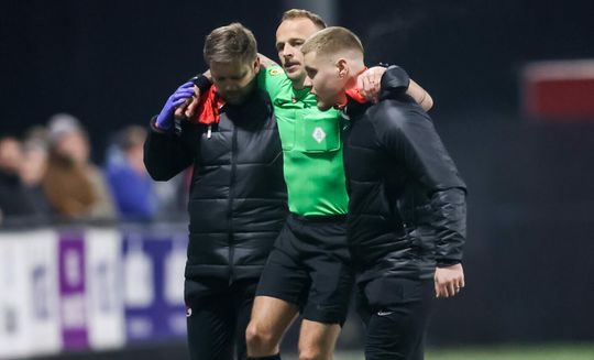 🎥 | Scheidsrechter Nick Smit raakt geblesseerd: zweepslag tijdens Jong AZ- Jong PSV