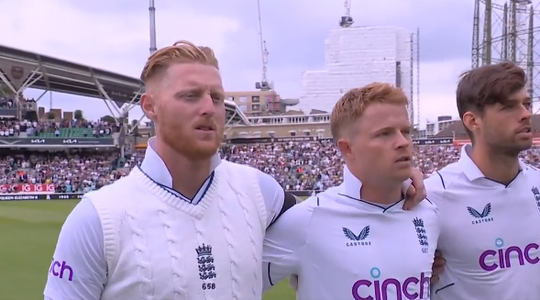 🎥🎵 | Emotionele Engelse cricketers eerste sportteam dat 'God Save the King' zingt