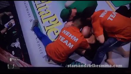 MMA'er is zó van de kaart na KO dat hij besluit om de scheids te wurgen (video)