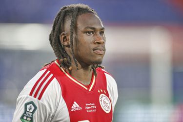 'Calvin Bassey wil vertrekken bij Ajax na gesprekken met clubleiding'