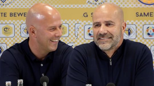 🎥 | Arne Slot en Peter Bosz dollen op persconferentie over José Mourinho: 'Kijk uit hè'
