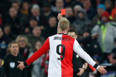 KNVB deelt VAR-beelden van natrappen Jørgensen: 'Hij schopt hem' (video)