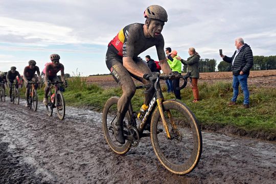 Wout van Aert wil, kan en mag meedoen aan Parijs-Roubaix: 'Het was zijn uitdrukkelijke wens'