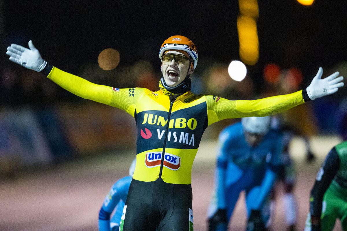 Bart Hoolwerf rijdt in de middag OKT 5000 meter en wint 's avonds marathon op natuurijs