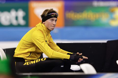 Merijn Scheperkamp wint laatste 500 meter op NK sprint, spanning in tussenstand