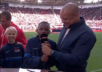 🎥 | Marciano Vink bruut onderbroken door jeugdspelers AZ: 'Grote shout-out naar mijn moeder'