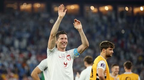 Robert Lewandowski door met Polen: 'Voor het eerst dat ik lach na een nederlaag'